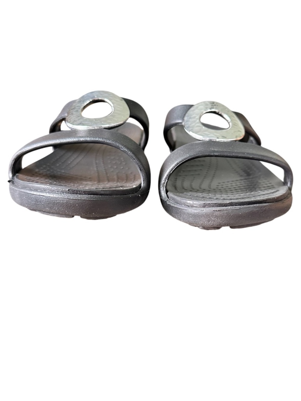 CROCS Women’s Sanrah Beveled Hammered Silver Circle Flat Black Sandals  9 - Picture 3 of 8
